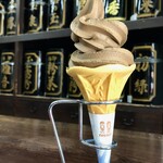 栗林園 - 濃厚な宇治ほうじ茶ソフトクリーム

ほうじ茶をたっぷりと使用したソフトクリームに適量の焙じ粉を振りかけていますので最初に芳ばしい香りが漂い、そのあとに高級生チョコレートに似たフレーバーが口の中に残ります。