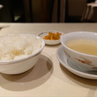 中国飯店 三田店 - ご飯と玉子スープ、辛味漬物