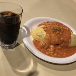 たまごカフェ - エビとコーンのトマトクリームオムライスセット　970円