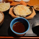 Teke Teke - チーズ粗挽きハンバーグ＆やみつき唐揚げ定食