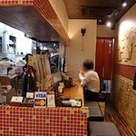 天神たんか - 1階はカウンター席が6名分と、左に個室があり、2階もあるようです