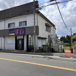 Takahashi Zushi - 店構え
                        お店の右側の路地を
                        入り左奥が駐車場