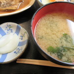 Maruken Shokudou - お香々の小皿と　ワカメと豆腐の味噌汁