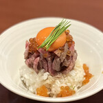 酒肴場 屯 - 【限定（サイド）】和牛ローストビーフユッケ丼¥800