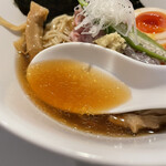 酒肴場 屯 - しっかり深い煮干しの旨みを湛えたとろみのあるスープ