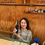 3 bis - ◎女将さんが好みに合わせて日本酒を選んでくれる。（写真掲載は本人了解済み）