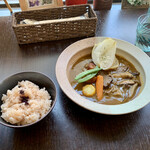 バルバルキッチンアメリ - タンシチュー(¥1,480)のごはんとメイン
      この近辺のランチの相場を考えればこれ以上高くできないのはわかるが…。これだけ丁寧にちゃんと作ったタンシチューが量的に頼りないのはもったいない。