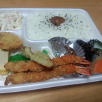 昭明堂 - エビフライ弁当 650円 ※別角度より