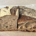 シニフィアン シニフィエ 世田谷本店  - 左:カンパーニュ1/4 513円　右:パンペイザン1/4 486円