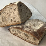 シニフィアン シニフィエ 世田谷本店  - 左:カンパーニュ1/4 513円　右:パンペイザン1/4 486円