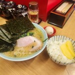 千葉家 - ラーメン並盛に味付玉子と海苔トッピングに半ライス