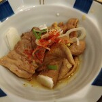 俺の中華たなか家 - 今回のサービスおつまみは「ホルモン煮☆」
      一味唐辛子が良い仕事をしてくれます(^_^)d