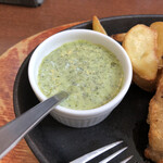 ボア・クレール - 付け合わせのポテトにバジルソースをたっぷりつけて、いただきます♪