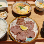 うまや - ヒレカツ煮と牛たん麦とろろ定食  ¥1,664(税抜)