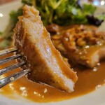 肉＆チーズ&ワイン 神保町ビストロ Fleurie - 豚はジューシーで柔らかい。ソースが期待以上にめちゃめちゃ美味しい❤️