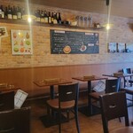 肉＆チーズ&ワイン 神保町ビストロ Fleurie - 店内。わりとお一人様ばっかりだった。