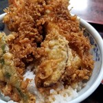 やぶ平 - 天丼。天つゆはもう少し甘めが好きだけど、大きな海老が2尾も入っていてビックリ！お得かも♪