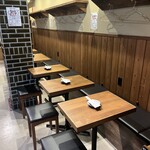 Teppanyaki Bouzu - 店内手前テーブル席、最大8名までテーブル付けられます。