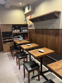 Teppanyaki Bouzu - 店内奥テーブル席、最大12名までテーブル付けられます。