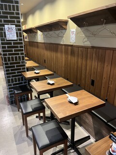 Teppanyaki Bouzu - 店内手前テーブル席、最大8名までテーブル付けられます。