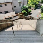 蔵カフェ 草風庵 - 飯能中央公民館の駐輪場の奥にあるこの階段を下ります