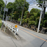蔵カフェ 草風庵 - 観音寺横の道路　途中まで路側帯すらないため一旦側道に降ります