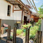 蔵カフェ 草風庵 - この奥が古美術店です