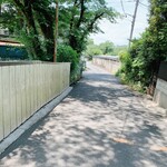 蔵カフェ 草風庵 - 公民館裏から飯能河原へと続く道