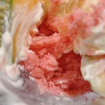 蔵カフェ 草風庵 - いちじくとマスクメロン、赤肉メロンのパフェ　中から出て来た苺のシャーベット