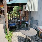蔵カフェ 草風庵 - この日陰のテーブル席で待たせていただきます