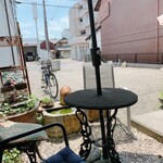 蔵カフェ 草風庵 - 日陰のテーブル席から見た広小路