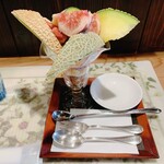 蔵カフェ 草風庵 - いちじくとマスクメロン、赤肉メロンのパフェ 1,500円（税込）