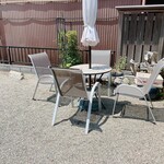 蔵カフェ 草風庵 - 店外にこのようなテーブルが3卓あります