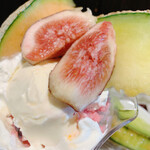 蔵カフェ 草風庵 - いちじくとマスクメロン、赤肉メロンのパフェ