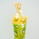 Le・Fruitier - グリーン＆ゴールドキウイタワーパフェ