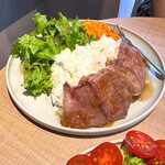 CAFE&BAR FeRna - 国産牛苺のローストビーフプレート（1,408円）