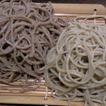手打蕎麦 まるやま - 【追加】右が普通のせいろ、左が田舎、どちらの粗挽きです。