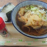 箱根の小さな道の駅 - 料理写真:かき揚げそば＋おにぎり一個