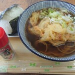 箱根の小さな道の駅 - かき揚げそば＋おにぎり一個