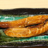 和食 いぶり別邸 新橋店 - 鮭ハラス燻製焼き