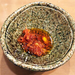 紅葉亭 - 冷やし担々麺の味変用調味料。酸っぱくて辛くて、刺激的です