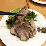 紅葉亭 - やわらか三元豚焼き800円。この日のオススメメニューから。やわらか、というだけあって、本当にやわらかい！ ちょっと強めの塩気でお酒が進みます