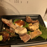 麹町いづみや しろ - [おつまみ：5(6)品]：平目白子ポン酢、つの鮫煮つけ、かすべ煮つけ、烏賊げそ七味醤油焼、りゅうきゅう、鮮魚の味噌漬け