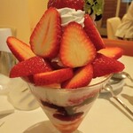 フォーシーズンズカフェ - 贅沢苺のパフェ