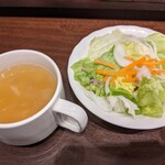 Ikinari Suteki - セットのスープとサラダ