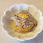 築地 鮨スタンド - 生しらす
            赤酢のシャリと生姜で