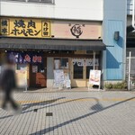 Tsukiji Sushi Sutando - 外観
      左側は同じ経営の焼肉店で、お店の中で繋がっていました