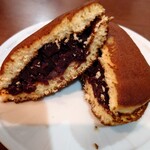 清寿軒 - 今回購入したどら焼きの中で一番あんこが多い!