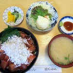 弥次喜多 - 駿河丼（づけまぐろ、しらす、サラダ、味噌汁付き）￥1200