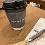 DEAN & DELUCA CAFE - 2023/05 外出の帰り、ノートパソコンの電源を求めて約6年弱ぶりに利用。今回も店内の中央付近にある大きなカウンターテーブルに席を陣取り、カフェラテホット（S）440円をチョイス